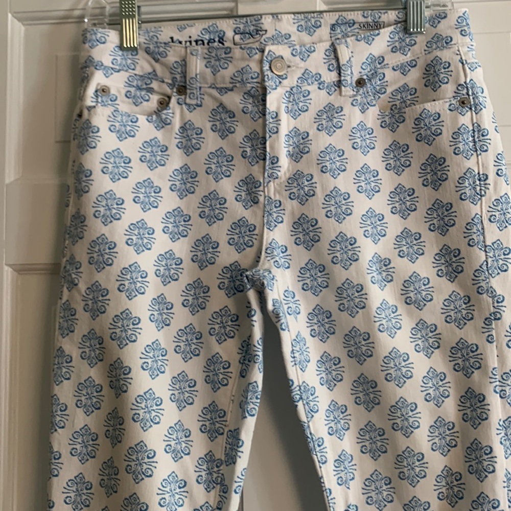 Vineyard Vines white jeans with blue